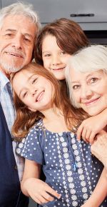 Großeltern mit Enkelkindern beim Oma & Opa Tag